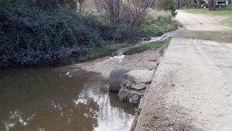 MOO004 Small creek flowing into the river near sanple collection area Aug.2019