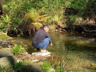 Measuring the water temperature