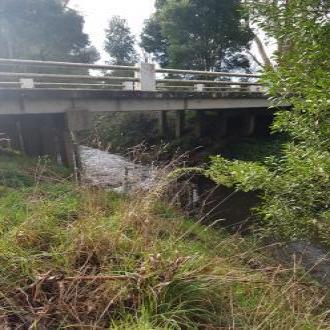 looking at river flwoing under bridge 