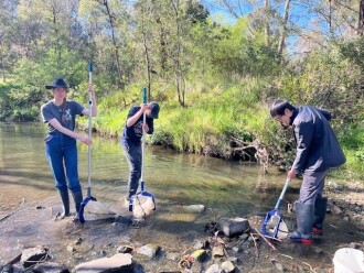 Melb Uni PEN volunteers monitoring at Darebin Creek